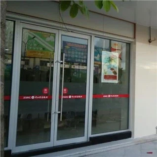 Стеклянная дверь